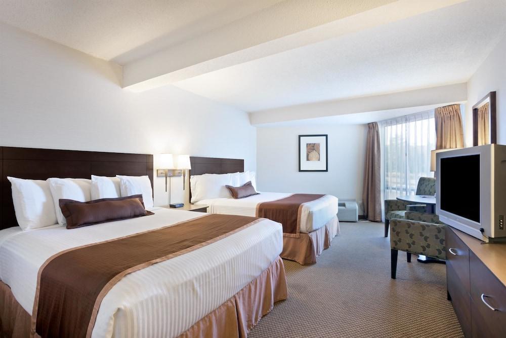 Ramada By Wyndham Kamloops Hotel Exterior photo