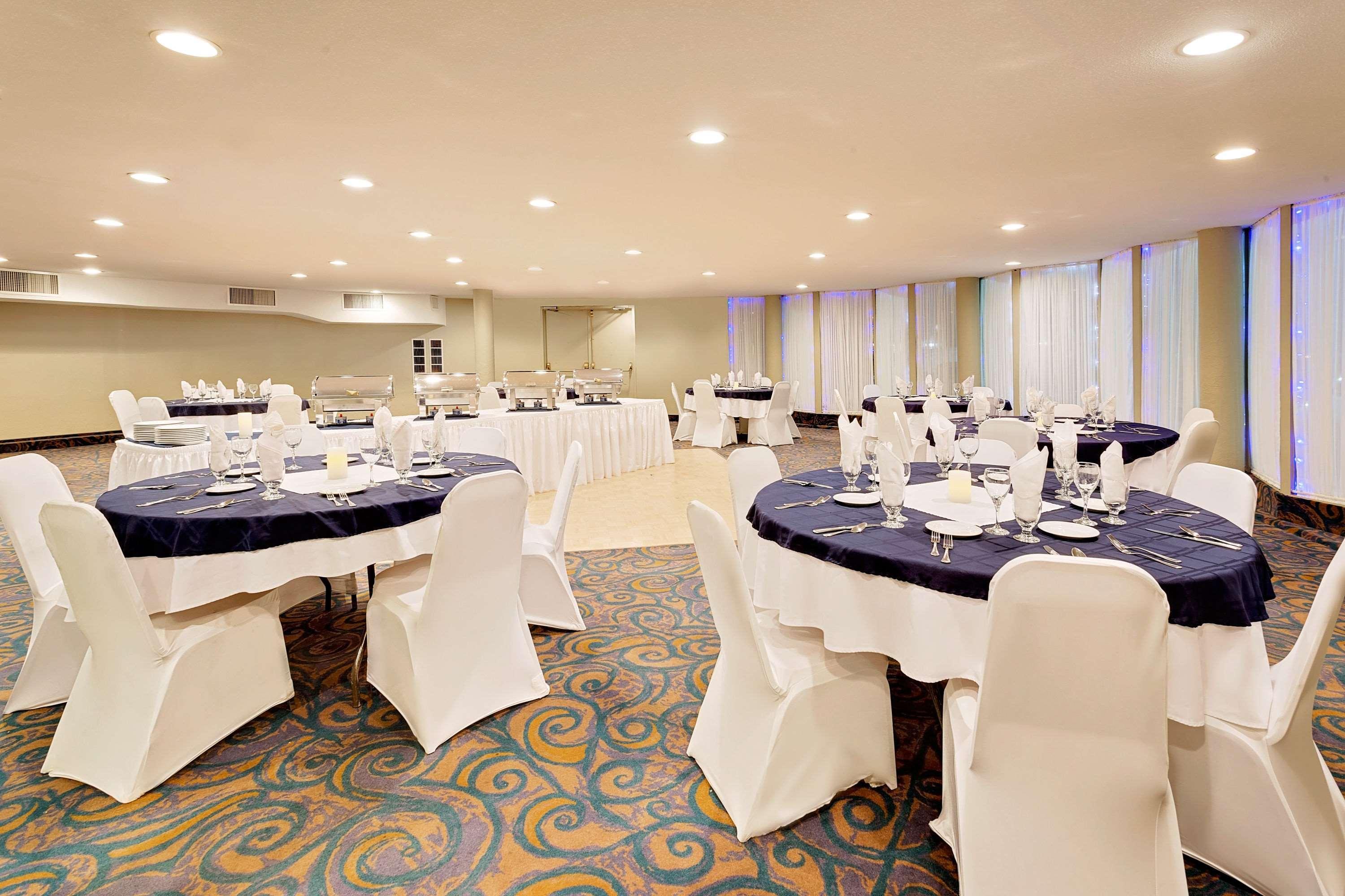Ramada By Wyndham Kamloops Hotel Exterior photo