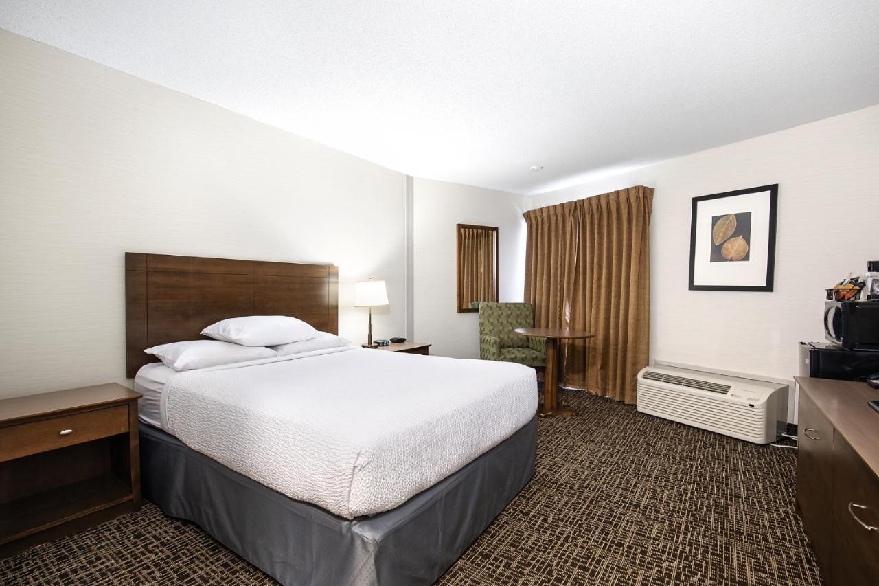 Ramada By Wyndham Kamloops Hotel Exterior photo