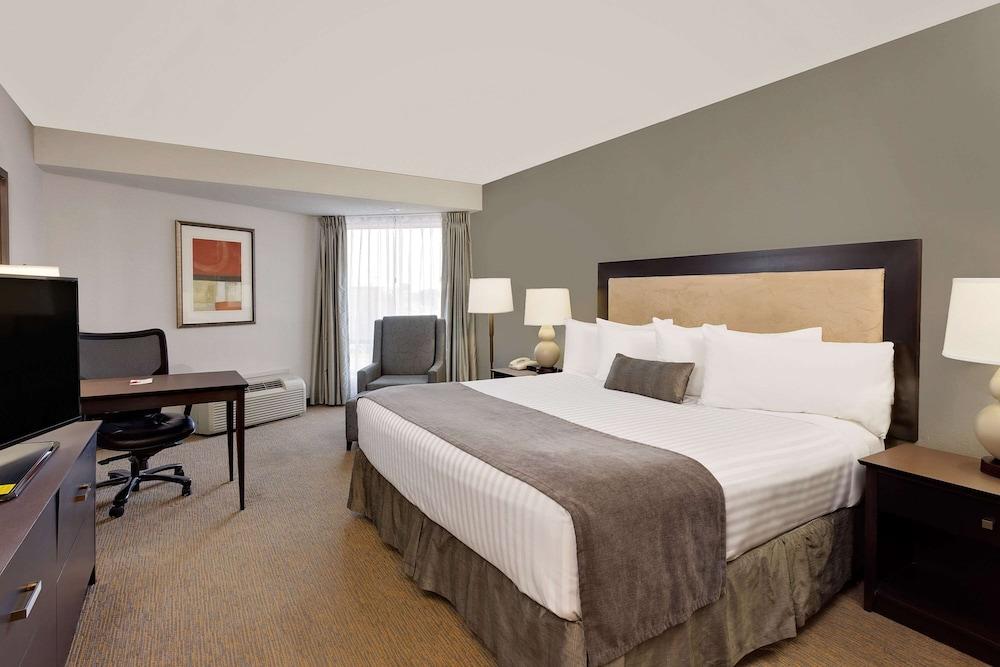 Ramada By Wyndham Kamloops Hotel Exterior photo