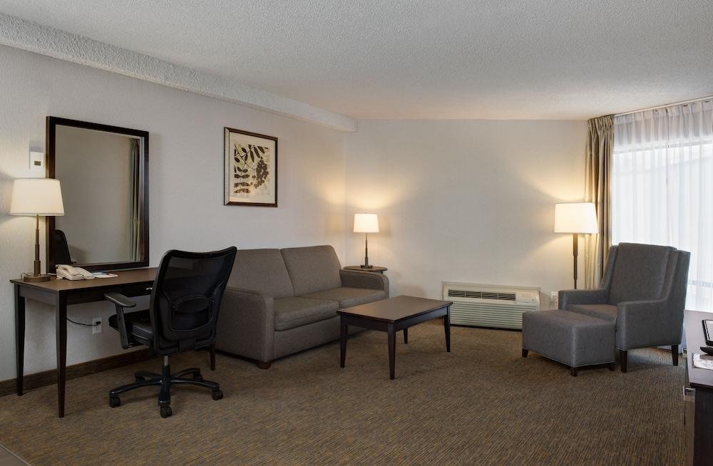 Ramada By Wyndham Kamloops Hotel Exterior photo