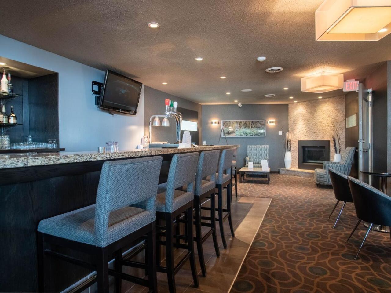 Ramada By Wyndham Kamloops Hotel Exterior photo